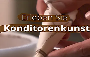 Eine Hand führt einen Spritzbeutel